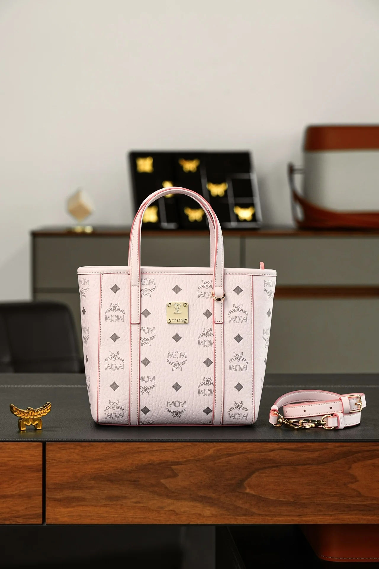 <p>𝙈𝘾𝙈 𝘼𝙧𝙚𝙣 𝙏𝙤𝙣𝙞 𝙈𝙞𝙣𝙞</p><p>经典菜篮子购物袋<p> CP独家出品 轻雾粉色</p><p>  单肩  斜挎 官网同步在售新版 </p><p>超级经典的菜篮子 搭配 日常 功能性 性价比都是决绝子 非常好的一款包 传承经典设计 多种背法选择 简单大气 实用性非常高 </p><p>型号 MWPAATN04QH001</p>