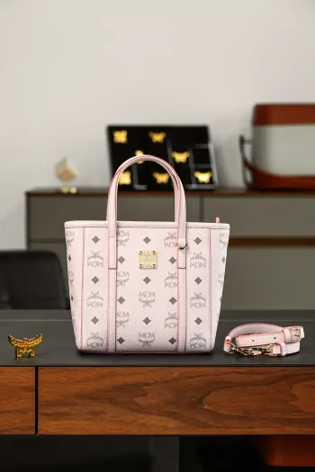 <p>𝙈𝘾𝙈 𝘼𝙧𝙚𝙣 𝙏𝙤𝙣𝙞 𝙈𝙞𝙣𝙞</p><p>经典菜篮子购物袋<p> CP独家出品 轻雾粉色</p><p>  单肩  斜挎 官网同步在售新版 </p><p>超级经典的菜篮子 搭配 日常 功能性 性价比都是决绝子 非常好的一款包 传承经典设计 多种背法选择 简单大气 实用性非常高 </p><p>型号 MWPAATN04QH001</p>