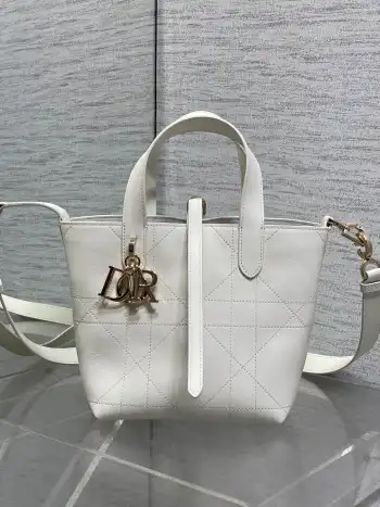 <p>白色Toujours竖版系列颗粒面小号 最美的来了 简约又不失百搭 专属的菜篮子 有点太美了 高颜值包包 轻松拿捏高级感 超大菱格的设计 搭配经典的字母配饰 摩登时尚感十足 包身结构十分柔软 小牛皮材质高级感满满 别具一格的扣饰扣合时侧面可折叠 自带长肩带 实用度满分 容量也非常nice 日常出行物品统统放得下</p><p>size:16*12*18cm </p>