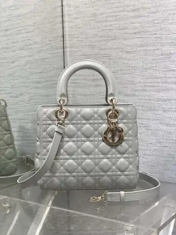 <p> 云雾灰原厂皮配羊筋绒内里Lady最新翻盖羊皮五格 经典升级 改掉之前刮手的拉链设计 实在是太贴心了 被各种拉链包伤害后 真的非常喜欢新款五格的翻盖设计 容量满分 手拎斜跨都好看 复古的菱格和经久不衰的包形 是每个女孩子都值得拥有的经典包</p><p>size:24*11*20cm</p>