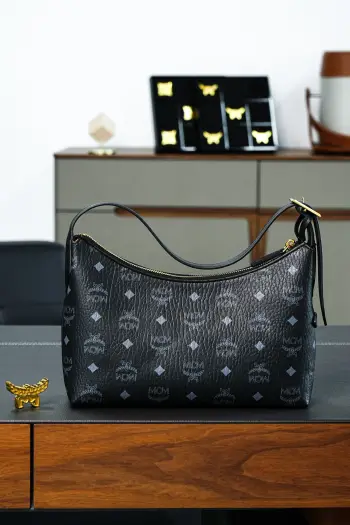 <p>𝙈𝘾𝙈 𝘼𝙧𝙚𝙣 𝙃𝙤𝙗𝙤</p><p>黑色𝙎𝙢𝙖𝙡𝙡腋下肩背包</p>CP独家出品 黑色</p><p>这款单品对经典的休闲款式进行了现代风的全新演绎 在柔软与挺阔之间取得了理想的平衡 这款小号Aren Hobo肩背包采用了传统MCM行李箱的设计元素 包括一个可拆卸皮革吊牌及雕花Logo挂锁 达到锦上添花的效果 </p><p>型号 MWHESTA01CO001</p>