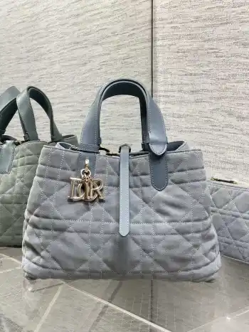<p> 中号Toujours系列秋冬最新绒面皮配皮系列 有点太美了 高颜值大包包 颜色非常清新 让人眼前一亮 轻松拿捏高级感 超大菱格的设计 搭配经典的字母配饰 摩登时尚感十足 包身结构十分柔软 小牛皮材质高级感满满 别具一格的扣饰扣合时侧面可折叠 容量非常nice 还贴心的配有一枚内袋 方便收納小物品哦</p><p>size:28.5*19*21cm </p>