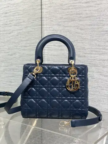 <p> 深蓝色Lady最新翻盖羊皮五格 经典升级 改掉之前刮手的拉链设计 实在是太贴心了 被各种拉链包伤害后 真的非常喜欢新款五格的翻盖设计 容量满分 手拎斜跨都好看 复古的菱格和经久不衰的包形 是每个女孩子都值得拥有的经典包</p><p>size:24cm</p>