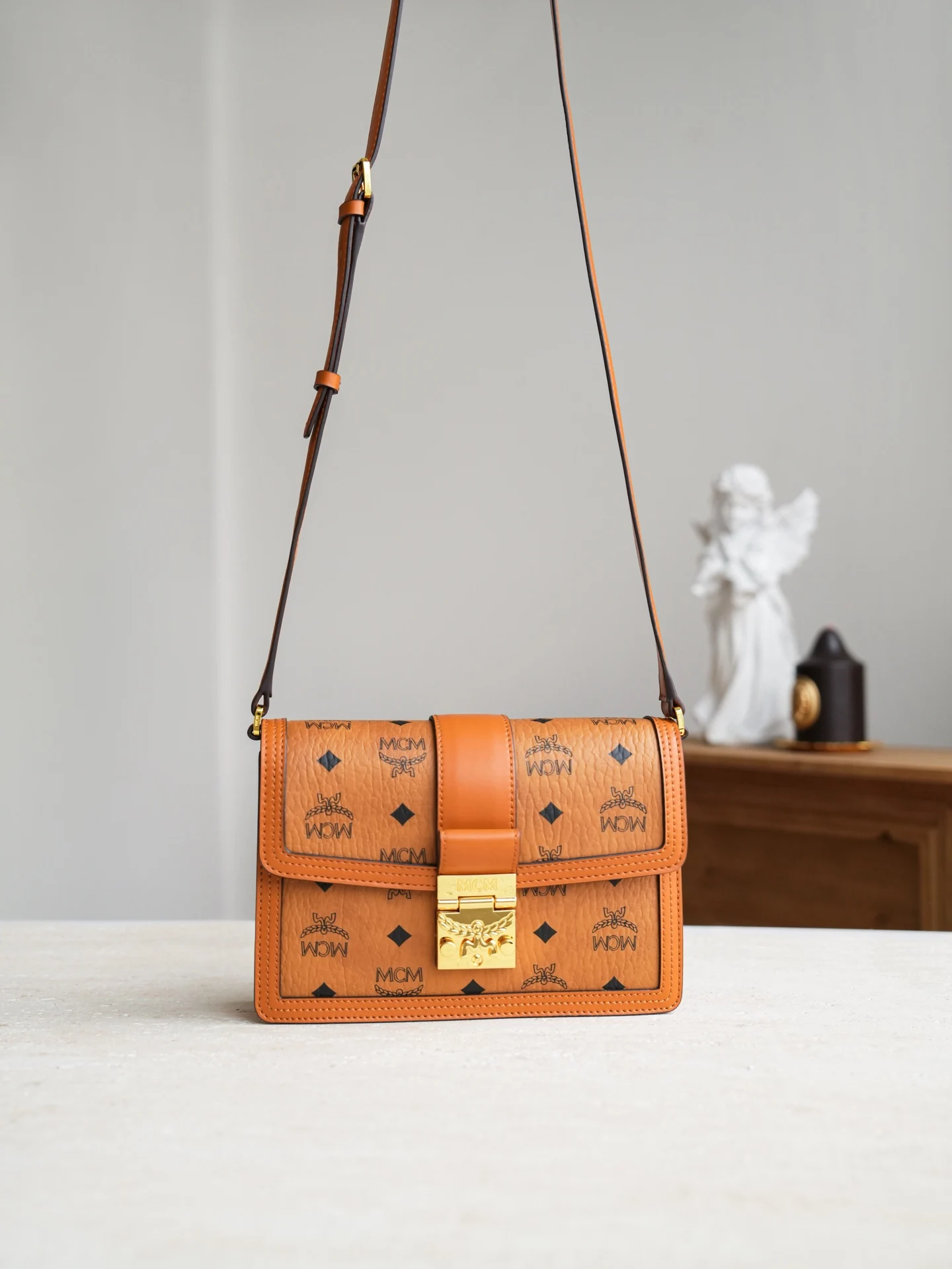 <p>𝐌𝐂𝐌 𝐓𝐚𝐫𝐜𝐲 𝐕𝐢𝐬𝐞𝐭𝐨𝐬</p><p>小号斜挎肩带翻盖包</p> 干邑色老花满印</p><p>这款Tracy肩背包对经典Satchel包袋进行了现代演绎 由经典Visetos制成 并饰以Vachetta皮革饰边 打造出经典款包袋的全新纤薄版 包袋采用标志性月桂叶锁扣闭合 内部则由柔软皮革制成侧翼 能适应现代生活的多样性 </p><p>型号 MWPBAW005CO001</p>