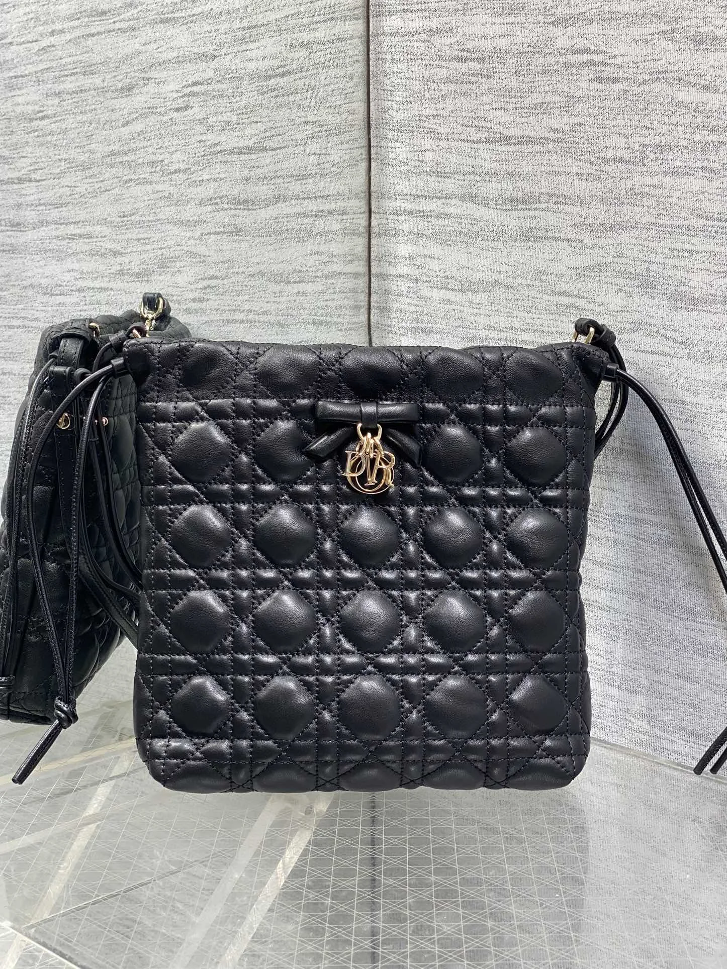 原单迪奥女包|高仿迪奥女包|精仿迪奥女包|一比一迪奥女包<p>Dior Adiorable最新款菱格纹福袋 采用柔软皮革+经典菱格纹缝线 搭配蝴蝶结和金属吊饰 优雅精致 抽绳束口设计 安全又方便 通勤休闲都能轻松驾驭 Size 20*22*5.5cm</p>