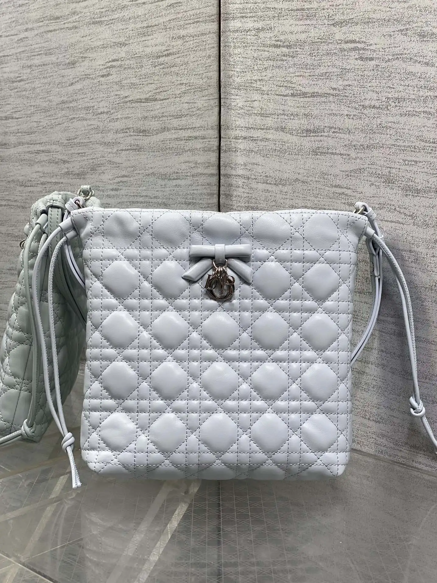 原单迪奥女包|高仿迪奥女包|精仿迪奥女包|一比一迪奥女包<p>Dior Adiorable最新款菱格纹福袋 采用柔软皮革+经典菱格纹缝线 搭配蝴蝶结和金属吊饰 优雅精致 抽绳束口设计 安全又方便 通勤休闲都能轻松驾驭 Size 20*22*5.5cm</p>