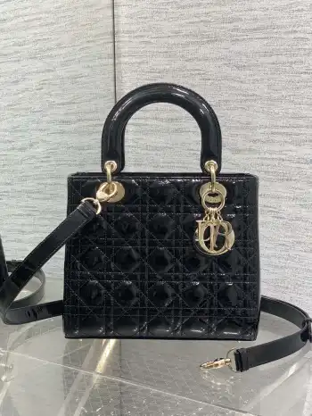 <p> 黑色Lady最新翻盖漆皮五格 经典升级 改掉之前刮手的拉链设计 实在是太贴心了 被各种拉链包伤害后 真的非常喜欢新款五格的翻盖设计 容量满分 手拎斜跨都好看 复古的菱格和经久不衰的包形 是每个女孩子都值得拥有的经典包</p><p>size:24cm</p>