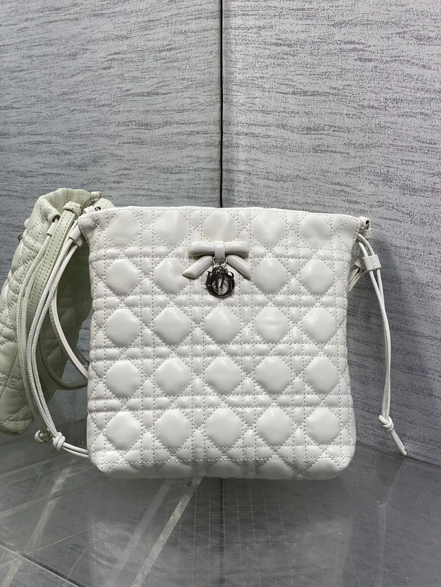 原单迪奥女包|高仿迪奥女包|精仿迪奥女包|一比一迪奥女包<p>Dior Adiorable最新款菱格纹福袋 采用柔软皮革+经典菱格纹缝线 搭配蝴蝶结和金属吊饰 优雅精致 抽绳束口设计 安全又方便 通勤休闲都能轻松驾驭 Size 20*22*5.5cm</p>