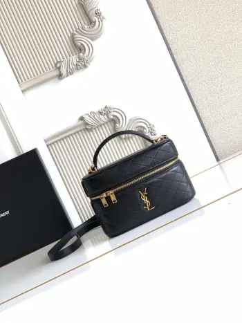 <p> 进口原厂皮    Y家24新款Rose同款Mini Gaby Saint Laurent2024新款Mini Gaby 手袋双拉链设计方便开合 大隔层容纳 小以及卡袋 可拆卸调节肩带 可做梳妆包也可轻松斜挎顶部配有提手 可作为 Rose 同款 </p><p>型号:766731  黑色羊皮金扣 </p>