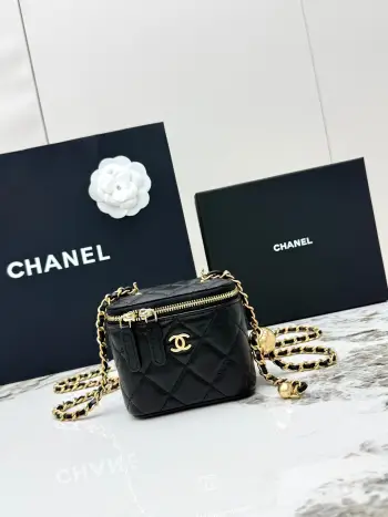 <p> 进口原厂皮   CHANEL 小号金球 香奈儿21C秋冬新品 顶级货全钢金色链条 金球进口羊皮盒子包 精巧别致链条小化妆盒 得体方形状mini可爱无敌啦〰 小小空间除了手机放不琐碎小物件还是蛮能收纳的 装饰金属球可调节小链条 手提超级萌 可单肩可斜挎哦   . </p><p>型号 AP1447</p>