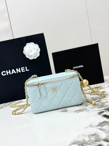 <p> 进口原厂皮   CHANEL 大号金球 香奈儿24K秋冬新品 顶级货全钢金色链条 金球进口羊皮盒子包 精巧别致链条小化妆盒 得体方形状mini可爱无敌啦〰 小小空间除了手机放不琐碎小物件还是蛮能收纳的 装饰金属球可调节小链条 手提超级萌 可单肩可斜挎哦   . </p><p>型号 AP2303</p>