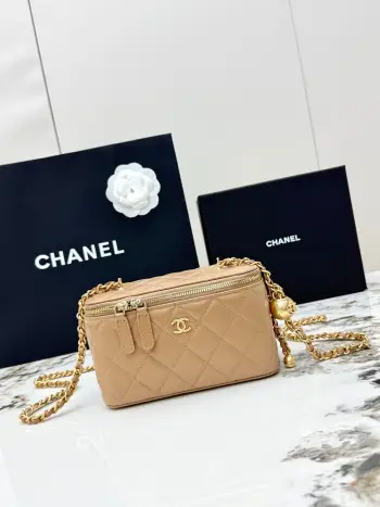 <p> 进口原厂皮   CHANEL 大号金球 香奈儿24K秋冬新品 顶级货全钢金色链条 金球进口羊皮盒子包 精巧别致链条小化妆盒 得体方形状mini可爱无敌啦〰 小小空间除了手机放不琐碎小物件还是蛮能收纳的 装饰金属球可调节小链条 手提超级萌 可单肩可斜挎哦   . </p><p>型号 AP2303</p>