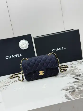 <p> 进口原厂皮    CHANEL蓝色牛仔布 全钢链条 小号20cm 顶级货 香奈儿 CIassic FIap CF经典金扣菱格牛皮穿链条 链条肩带 压花牛仔布女士手提包 可斜挎可单肩 采用进口金扣定制五金 内里搭配进口小羊皮材质  型号 AS1116</p>
