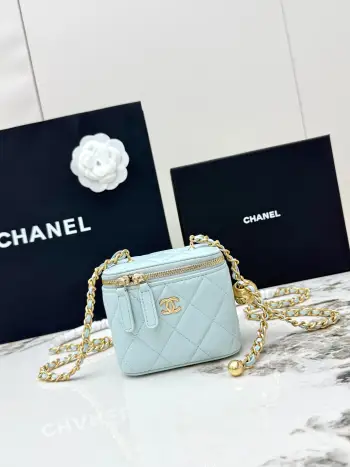 <p> 进口原厂皮   CHANEL 小号金球 香奈儿21C秋冬新品 顶级货全钢金色链条 金球进口羊皮盒子包 精巧别致链条小化妆盒 得体方形状mini可爱无敌啦〰 小小空间除了手机放不琐碎小物件还是蛮能收纳的 装饰金属球可调节小链条 手提超级萌 可单肩可斜挎哦   . </p><p>型号 AP1447</p>