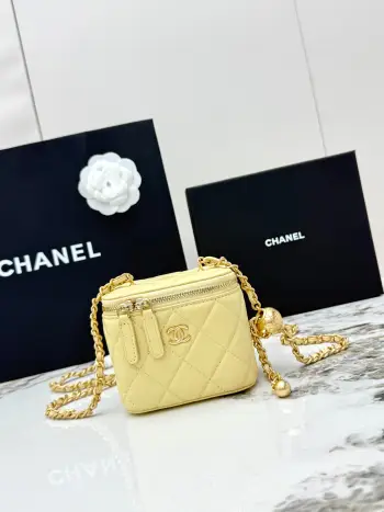 <p> 进口原厂皮   CHANEL 小号金球 香奈儿21C秋冬新品 顶级货全钢金色链条 金球进口羊皮盒子包 精巧别致链条小化妆盒 得体方形状mini可爱无敌啦〰 小小空间除了手机放不琐碎小物件还是蛮能收纳的 装饰金属球可调节小链条 手提超级萌 可单肩可斜挎哦   . </p><p>型号 AP1447</p>