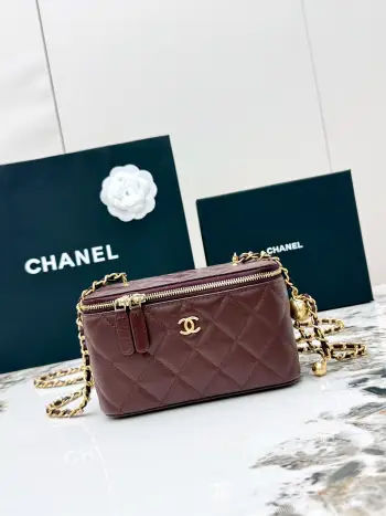 <p> 进口原厂皮   CHANEL 大号金球 香奈儿24K秋冬新品 顶级货全钢金色链条 金球进口羊皮盒子包 精巧别致链条小化妆盒 得体方形状mini可爱无敌啦〰 小小空间除了手机放不琐碎小物件还是蛮能收纳的 装饰金属球可调节小链条 手提超级萌 可单肩可斜挎哦   . </p><p>型号 AP2303</p>