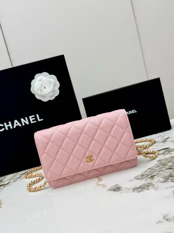 <p> 进口原厂皮     配盒 CHANEL发财包 小球纹金扣 顶级货 新品到货 全钢24K五金链条 专柜对版升级版磁扣𝑊𝑂𝐶压花鱼子酱进口小牛皮经典升级全新磁扣 更便捷好用𝑤𝑒𝑙𝑙𝑒𝑡 𝑜𝑛 𝑐ℎ𝑎𝑖𝑛带链条的手拿包可斜挎可单肩的包包 实在是太实用了 上身效果非常棒 女士们赶紧啦 又名 发财包 这么趣味的一款 一定会给你带来好运〰 </p><p>型号 AP0250</p>