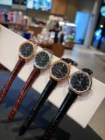 <p>欧米茄-OMEGA 女士腕表 进口石英机芯 316L精钢表壳 直径35mm厚8mm该款腕表备受女性喜爱 四季衣服搭配 黑面尽显尊贵 尽显优雅在不同的场合映耀着她们各自的独特个性与迷人风华</p>