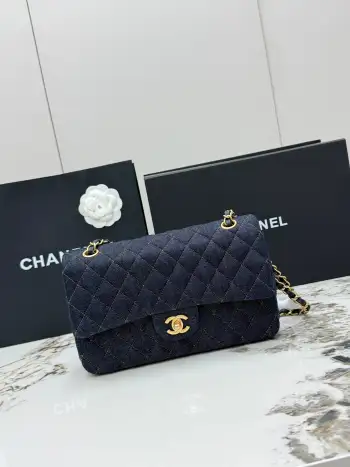 <p> 进口原厂皮    CHANEL蓝色牛仔布 全钢链条 大号25cm 顶级货 香奈儿 CIassic FIap CF经典金扣菱格牛皮穿链条 链条肩带 压花牛仔布女士手提包 可斜挎可单肩 采用进口金扣定制五金 内里搭配进口小羊皮材质  型号 AS1112</p><p>尺寸  长25X宽6X高14.5cm P00630</p>