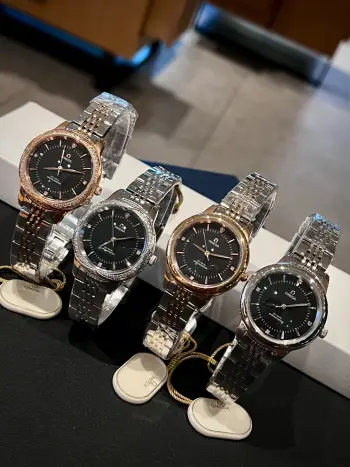 <p>欧米茄-OMEGA 女士腕表 进口石英机芯 316L精钢表壳 直径35mm厚8mm该款腕表备受女性喜爱 四季衣服搭配 黑面尽显尊贵 尽显优雅在不同的场合映耀着她们各自的独特个性与迷人风华</p>