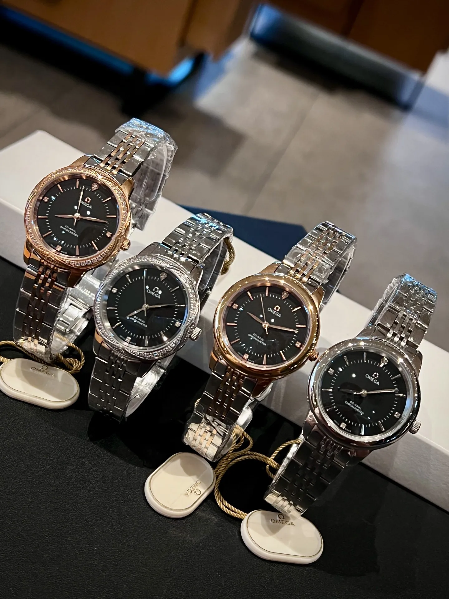 <p>欧米茄-OMEGA 女士腕表 进口石英机芯 316L精钢表壳 直径35mm厚8mm该款腕表备受女性喜爱 四季衣服搭配 黑面尽显尊贵 尽显优雅在不同的场合映耀着她们各自的独特个性与迷人风华</p>