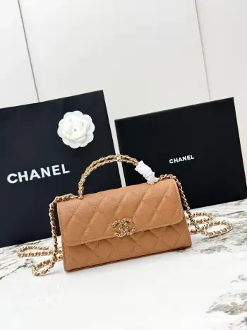 <p> 进口原厂皮   CHANEL香奈儿25S 新款本季 最火的鱼子酱小球纹牛皮Kelly 手柄包 这颗绝对是黑马 第一眼看到就深深爱上颜值不必说 直接闭眼入不会错 很好打理  也是百搭型实现了单背斜挎腋下背手拎的效果简直就是福音〰 很精致 值得珍藏 型号 AP3238 </p>