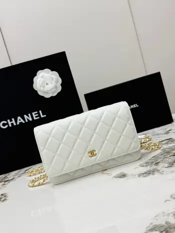 <p> 进口原厂皮     配盒 CHANEL发财包 小球纹金扣 顶级货 新品到货 全钢24K五金链条 专柜对版升级版磁扣𝑊𝑂𝐶压花鱼子酱进口小牛皮经典升级全新磁扣 更便捷好用𝑤𝑒𝑙𝑙𝑒𝑡 𝑜𝑛 𝑐ℎ𝑎𝑖𝑛带链条的手拿包可斜挎可单肩的包包 实在是太实用了 上身效果非常棒 女士们赶紧啦 又名 发财包 这么趣味的一款 一定会给你带来好运〰 </p><p>型号 AP0250</p>