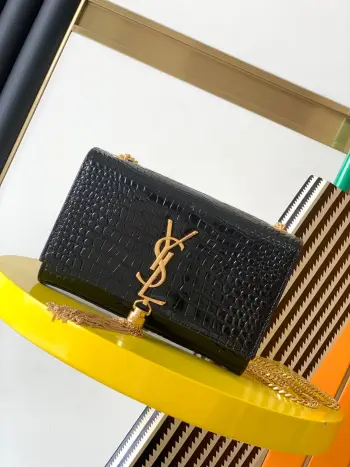 <p> 进口原厂皮     𝐊𝐚𝐭𝐞 20𝐜𝐦  KATE 最经典的款式最实用的尺寸20cm鳄鱼纹原厂皮 这个系列最核心的设计便是Y家 Logo 当年Yves Saint Laurent先生邀请海报艺术家Cassandre设计 三个字母叠加在一起简约又前卫 型号 474366鳄鱼纹原厂皮377628</p>