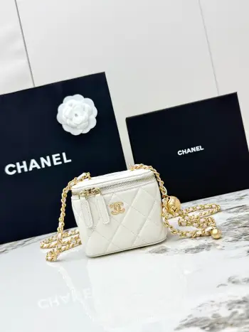 <p> 进口原厂皮   CHANEL 小号金球 香奈儿21C秋冬新品 顶级货全钢金色链条 金球进口羊皮盒子包 精巧别致链条小化妆盒 得体方形状mini可爱无敌啦〰 小小空间除了手机放不琐碎小物件还是蛮能收纳的 装饰金属球可调节小链条 手提超级萌 可单肩可斜挎哦   . </p><p>型号 AP1447</p>