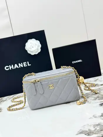 <p> 进口原厂皮   CHANEL 大号金球 香奈儿24K秋冬新品 顶级货全钢金色链条 金球进口羊皮盒子包 精巧别致链条小化妆盒 得体方形状mini可爱无敌啦〰 小小空间除了手机放不琐碎小物件还是蛮能收纳的 装饰金属球可调节小链条 手提超级萌 可单肩可斜挎哦   . </p><p>型号 AP2303</p>