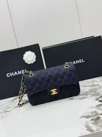 <p> 进口原厂皮    CHANEL蓝色牛仔布 全钢链条 中号23cm 顶级货 香奈儿 CIassic FIap CF经典金扣菱格牛皮穿链条 链条肩带 压花牛仔布女士手提包 可斜挎可单肩 采用进口金扣定制五金 内里搭配进口小羊皮材质  型号 AS1117</p>