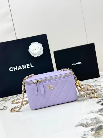 <p> 进口原厂皮   CHANEL 大号金球 香奈儿24K秋冬新品 顶级货全钢金色链条 金球进口羊皮盒子包 精巧别致链条小化妆盒 得体方形状mini可爱无敌啦〰 小小空间除了手机放不琐碎小物件还是蛮能收纳的 装饰金属球可调节小链条 手提超级萌 可单肩可斜挎哦   . </p><p>型号 AP2303</p>