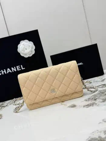<p> 进口原厂皮     配盒 CHANEL发财包 小球纹银扣 顶级货 新品到货 全钢24K五金链条 专柜对版升级版磁扣𝑊𝑂𝐶压花鱼子酱进口小牛皮经典升级全新磁扣 更便捷好用𝑤𝑒𝑙𝑙𝑒𝑡 𝑜𝑛 𝑐ℎ𝑎𝑖𝑛带链条的手拿包可斜挎可单肩的包包 实在是太实用了 上身效果非常棒 女士们赶紧啦 又名 发财包 这么趣味的一款 一定会给你带来好运〰 </p><p>型号 AP0250</p>
