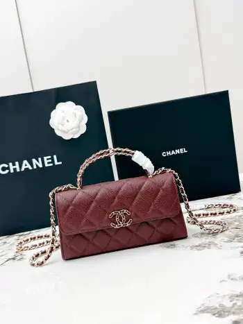 <p> 进口原厂皮   CHANEL香奈儿25S 新款本季 最火的鱼子酱小球纹牛皮Kelly 手柄包 这颗绝对是黑马 第一眼看到就深深爱上颜值不必说 直接闭眼入不会错 很好打理  也是百搭型实现了单背斜挎腋下背手拎的效果简直就是福音〰 很精致 值得珍藏 型号 AP3238 </p>