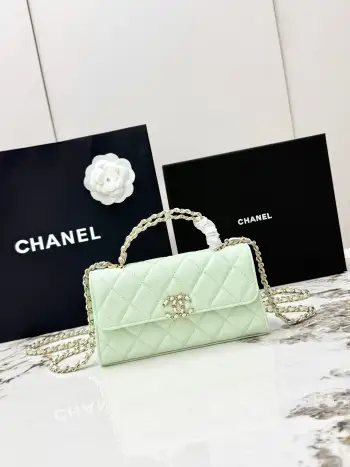 <p> 进口原厂皮   CHANEL香奈儿25S 新款本季 最火的鱼子酱小球纹牛皮Kelly 手柄包 这颗绝对是黑马 第一眼看到就深深爱上颜值不必说 直接闭眼入不会错 很好打理  也是百搭型实现了单背斜挎腋下背手拎的效果简直就是福音〰 很精致 值得珍藏 型号 AP3238 </p>