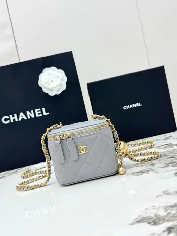 <p> 进口原厂皮   CHANEL 小号金球 香奈儿21C秋冬新品 顶级货全钢金色链条 金球进口羊皮盒子包 精巧别致链条小化妆盒 得体方形状mini可爱无敌啦〰 小小空间除了手机放不琐碎小物件还是蛮能收纳的 装饰金属球可调节小链条 手提超级萌 可单肩可斜挎哦   . </p><p>型号 AP1447</p>