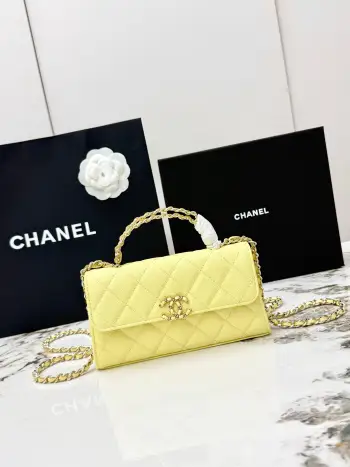 <p> 进口原厂皮   CHANEL香奈儿25S 新款本季 最火的鱼子酱小球纹牛皮Kelly 手柄包 这颗绝对是黑马 第一眼看到就深深爱上颜值不必说 直接闭眼入不会错 很好打理  也是百搭型实现了单背斜挎腋下背手拎的效果简直就是福音〰 很精致 值得珍藏 型号 AP3238 </p>