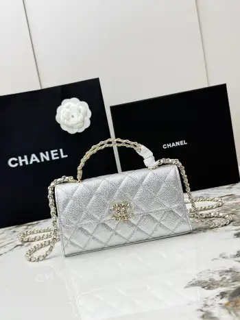 <p> 进口原厂皮   CHANEL香奈儿25S 新款本季 最火的鱼子酱小球纹牛皮Kelly 手柄包 这颗绝对是黑马 第一眼看到就深深爱上颜值不必说 直接闭眼入不会错 很好打理  也是百搭型实现了单背斜挎腋下背手拎的效果简直就是福音〰 很精致 值得珍藏 型号 AP3238 </p>