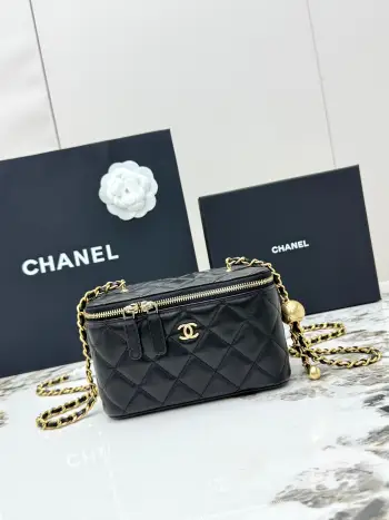 <p> 进口原厂皮   CHANEL 大号金球 香奈儿24K秋冬新品 顶级货全钢金色链条 金球进口羊皮盒子包 精巧别致链条小化妆盒 得体方形状mini可爱无敌啦〰 小小空间除了手机放不琐碎小物件还是蛮能收纳的 装饰金属球可调节小链条 手提超级萌 可单肩可斜挎哦   . </p><p>型号 AP2303</p>