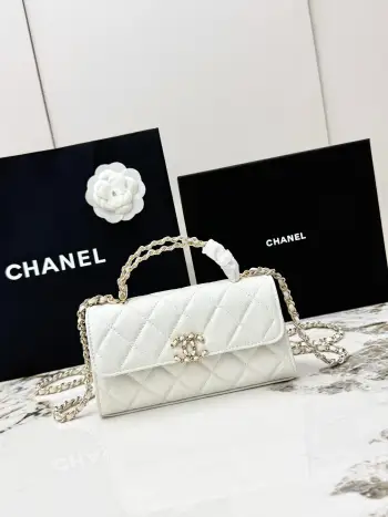 <p> 进口原厂皮   CHANEL香奈儿25S 新款本季 最火的鱼子酱小球纹牛皮Kelly 手柄包 这颗绝对是黑马 第一眼看到就深深爱上颜值不必说 直接闭眼入不会错 很好打理  也是百搭型实现了单背斜挎腋下背手拎的效果简直就是福音〰 很精致 值得珍藏 型号 AP3238 </p>