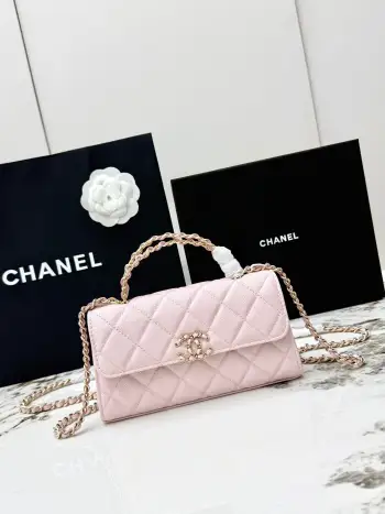 <p> 进口原厂皮   CHANEL香奈儿25S 新款本季 最火的鱼子酱小球纹牛皮Kelly 手柄包 这颗绝对是黑马 第一眼看到就深深爱上颜值不必说 直接闭眼入不会错 很好打理  也是百搭型实现了单背斜挎腋下背手拎的效果简直就是福音〰 很精致 值得珍藏 型号 AP3238 </p>