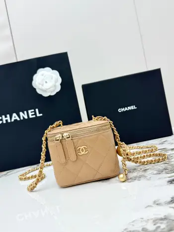 <p> 进口原厂皮   CHANEL 小号金球 香奈儿21C秋冬新品 顶级货全钢金色链条 金球进口羊皮盒子包 精巧别致链条小化妆盒 得体方形状mini可爱无敌啦〰 小小空间除了手机放不琐碎小物件还是蛮能收纳的 装饰金属球可调节小链条 手提超级萌 可单肩可斜挎哦   . </p><p>型号 AP1447</p>