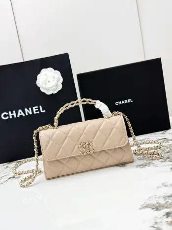 <p> 进口原厂皮   CHANEL香奈儿25S 新款本季 最火的鱼子酱小球纹牛皮Kelly 手柄包 这颗绝对是黑马 第一眼看到就深深爱上颜值不必说 直接闭眼入不会错 很好打理  也是百搭型实现了单背斜挎腋下背手拎的效果简直就是福音〰 很精致 值得珍藏 型号 AP3238 </p>