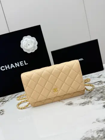 <p> 进口原厂皮     配盒 CHANEL发财包 小球纹金扣 顶级货 新品到货 全钢24K五金链条 专柜对版升级版磁扣𝑊𝑂𝐶压花鱼子酱进口小牛皮经典升级全新磁扣 更便捷好用𝑤𝑒𝑙𝑙𝑒𝑡 𝑜𝑛 𝑐ℎ𝑎𝑖𝑛带链条的手拿包可斜挎可单肩的包包 实在是太实用了 上身效果非常棒 女士们赶紧啦 又名 发财包 这么趣味的一款 一定会给你带来好运〰 </p><p>型号 AP0250</p>