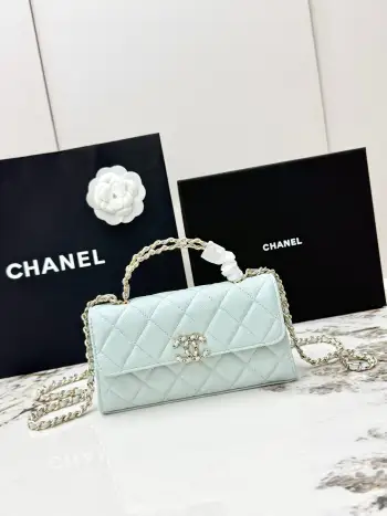 <p> 进口原厂皮   CHANEL香奈儿25S 新款本季 最火的鱼子酱小球纹牛皮Kelly 手柄包 这颗绝对是黑马 第一眼看到就深深爱上颜值不必说 直接闭眼入不会错 很好打理  也是百搭型实现了单背斜挎腋下背手拎的效果简直就是福音〰 很精致 值得珍藏 型号 AP3238 </p>