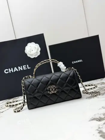 <p> 进口原厂皮   CHANEL香奈儿25S 新款本季 最火的压花小羊皮Kelly 手柄包 这颗绝对是黑马 第一眼看到就深深爱上颜值不必说 直接闭眼入不会错 很好打理  也是百搭型实现了单背斜挎腋下背手拎的效果简直就是福音〰 很精致 值得珍藏 型号 AP3238 </p>