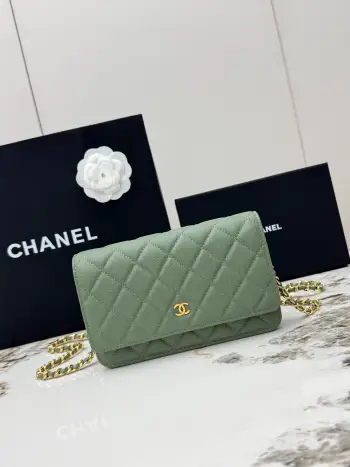 <p> 进口原厂皮     配盒 CHANEL发财包 小球纹金扣 顶级货 新品到货 全钢24K五金链条 专柜对版升级版磁扣𝑊𝑂𝐶压花鱼子酱进口小牛皮经典升级全新磁扣 更便捷好用𝑤𝑒𝑙𝑙𝑒𝑡 𝑜𝑛 𝑐ℎ𝑎𝑖𝑛带链条的手拿包可斜挎可单肩的包包 实在是太实用了 上身效果非常棒 女士们赶紧啦 又名 发财包 这么趣味的一款 一定会给你带来好运〰 </p><p>型号 AP0250</p>