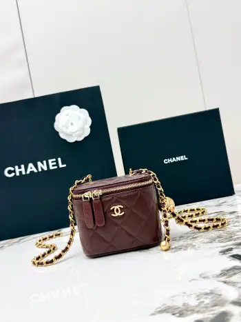 <p> 进口原厂皮   CHANEL 小号金球 香奈儿21C秋冬新品 顶级货全钢金色链条 金球进口羊皮盒子包 精巧别致链条小化妆盒 得体方形状mini可爱无敌啦〰 小小空间除了手机放不琐碎小物件还是蛮能收纳的 装饰金属球可调节小链条 手提超级萌 可单肩可斜挎哦   . </p><p>型号 AP1447</p>