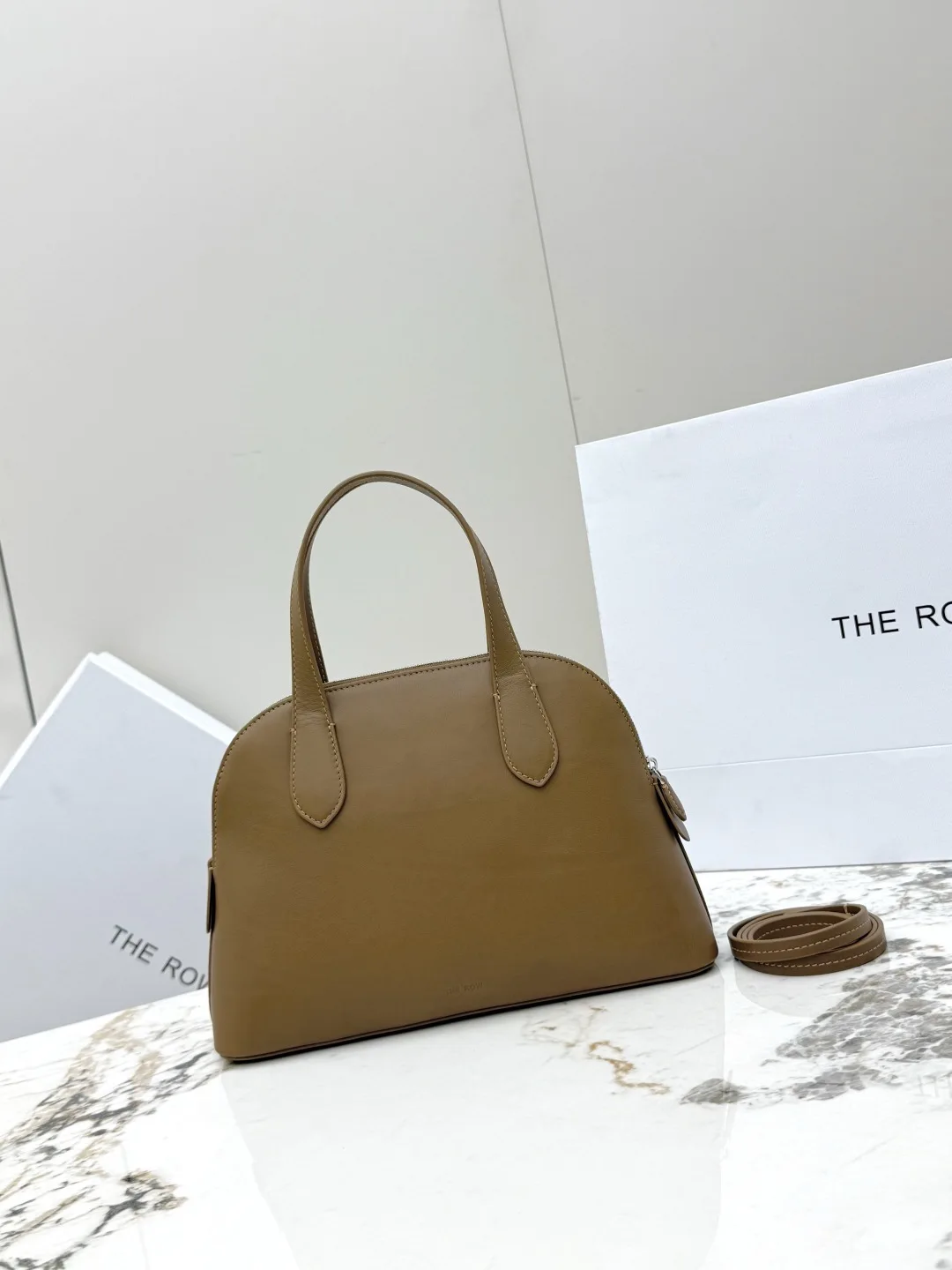原单其他大牌女包|高仿其他大牌女包|精仿其他大牌女包|一比一其他大牌女包<p>TR 大号 新款THE ROW Medium lngrid贝壳包到货啦 包身采用进口平纹马鞍小牛皮 贝壳拉链包 内里搭配小羊皮 里面还有一个插袋 一个拉链袋 可放手机口红化妆品 可单肩斜挎手提 配一条可拆卸肩带 上身效果非常漂亮 女神们的最爱</p><p>型号 T1908</p><p>尺寸:长27.5cmX高19.5cmX宽6.5cm </p>