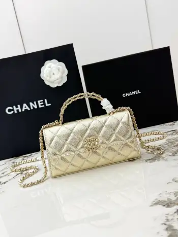 <p> 进口原厂皮   CHANEL香奈儿25S 新款本季 最火的鱼子酱小球纹牛皮Kelly 手柄包 这颗绝对是黑马 第一眼看到就深深爱上颜值不必说 直接闭眼入不会错 很好打理  也是百搭型实现了单背斜挎腋下背手拎的效果简直就是福音〰 很精致 值得珍藏 型号 AP3238 </p>